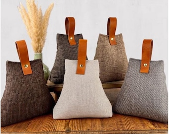 Tope de puerta fabricado en tela de tapicería resistente – pre-relleno – personalizable – con asa de cuero – tonos marrón y gris – 2 tamaños