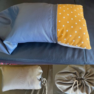 Puede incluir: Una funda de almohada gris con una almohada de lunares amarillo mostaza en el interior. La funda de almohada est&aacute; doblada, revelando la almohada estampada. Im&aacute;genes adicionales muestran la funda de almohada cerrada con un cord&oacute;n y una cremallera.