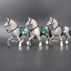billessy / SADELSET / MODELL BASIC / Häst / Modellhäst / Tillbehör / Sadel / Träns / Bandager / Schleich / 13956 / Modellhästtillbehör
