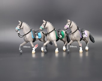 billessy / SATTELSET / MODELL BASIC / Pferd / Modellpferd / Zubehör / Sattel / Trense / Bandagen / Schleich / 13956 / Model Horse Tack