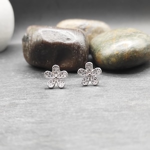 Daisy stud earrings, daisy silver 925 earrings with crystals