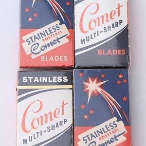 Könnte beinhalten: Vier rechteckige Schachteln mit Comet Edelstahl-Rasierklingen in einem Raster angeordnet. Zwei Schachteln zeigen ein blau-rotes Design mit einem weißen Stern, während die anderen beiden weiß, schwarz und rot sind und den Text Comet Multi-Sharp tragen.