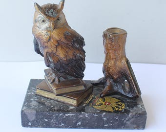 Accendino da tavolo antico placcato in bronzo con gufo su libri, nello stile del bronzo viennese.