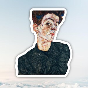 Op de afbeelding: Een sticker met een portret van een persoon in een donkere jas. Het kunstwerk wordt gekenmerkt door zichtbare penseelstreken en een palet van bruin, rood en blauw. De blik van het onderwerp is gericht op de kijker.