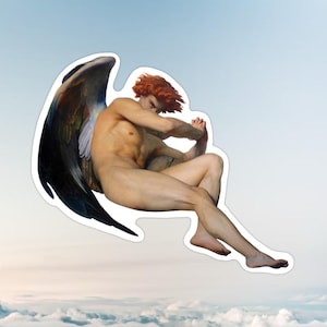 Peut inclure: Un autocollant représentant une peinture classique d'une figure nue aux cheveux roux et aux grandes ailes sombres. La figure est assise, les bras croisés, sur fond de ciel nuageux. L'autocollant a une bordure blanche.