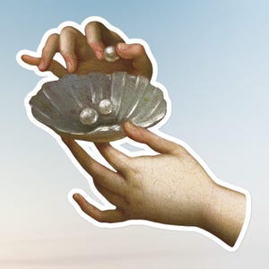Può includere: Un adesivo raffigurante un dipinto classico di una conchiglia tenuta da due mani. La conchiglia contiene tre perle e un'altra perla è tenuta sopra la conchiglia. Lo sfondo è un gradiente di blu chiaro e bianco.
