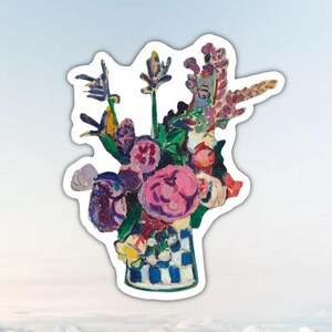 Op de afbeelding: Een sticker met een levendig bloemstuk in een blauw-witte geruite vaas. Het boeket bevat roze pioenrozen, paarse lavendel en andere kleurrijke bloemen. Het kunstwerk heeft een schilderachtige stijl met zichtbare penseelstreken.
