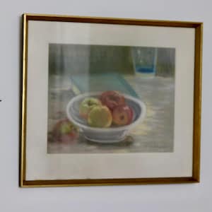 Dipinto originale svedese di metà secolo su carta a pastello "Natura morta con fruttiera" - Vintage e incorniciato