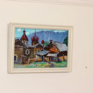 Huile sur panneau originale du milieu du siècle - « Église et huttes » - encadrée, 31,5 x 23 cm (12,4 x 9,1 po.)