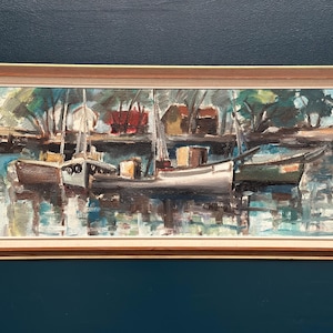 Puede incluir: Pintura al óleo de barcos en un puerto, enmarcada en madera clara. Los barcos son blancos, marrones y verdes, con reflejos en el agua. El fondo presenta árboles y edificios con tejados rojos, pintados en un estilo impresionista.