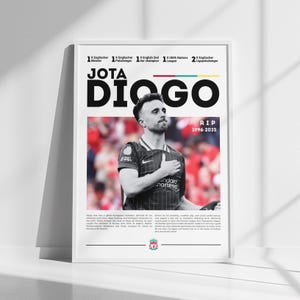 Peut inclure: Une affiche encadrée avec un portrait de Diogo Jota, joueur de football, avec le texte "JOTA DIOGO" en grandes lettres en gras. L'affiche comprend du texte indiquant ses réalisations et les années 1996-2025. L'arrière-plan est une image floue d'un match de football.