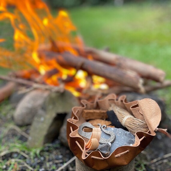 Feuerstößel-Set Aus Karbonstahl – Handgeschmiedet Mit Feuerstein, Zunder & Ledertasche, Perfekt Für Outdoor & Survival