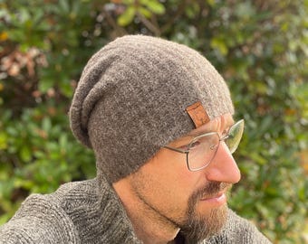 Wool beanie, long felted, water-repellent, available in various colors for everyday wear or brown for bushcraft and outdoor activities. Merino wool.