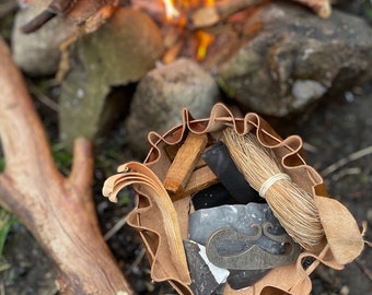 Fire steel set – flint with tinder & charcoal in a leather pouch. Ideal gift for bushcraft and survival enthusiasts.