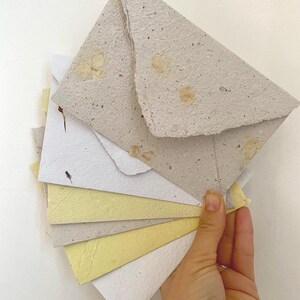 Enveloppes en papier recyclé artisanal