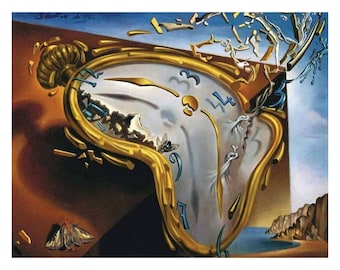 Könnte beinhalten: Ein surrealistisches Gemälde einer schmelzenden Taschenuhr mit römischen Ziffern, einem blauen Himmel und einer felsigen Küste. Die Uhr tropft mit goldener Farbe und hat ein kleines Insekt auf dem Zifferblatt.