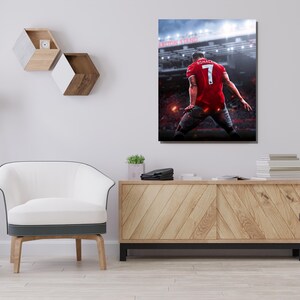 Op de afbeelding: Een rood-wit voetbaltenue met nummer 7 op de rug. Het tenue wordt gedragen door een speler die een doelpunt viert in een stadion. De tekst "Old Trafford" is zichtbaar op de achtergrond.