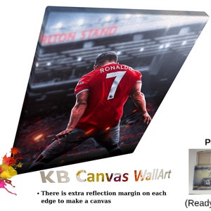 Op de afbeelding: Een canvas print met &eacute;&eacute;n paneel met een voetballer die een rood shirt draagt met nummer 7 op de rug. De speler staat op een voetbalveld met een stadion op de achtergrond. De canvas print is klaar om opgehangen te worden.