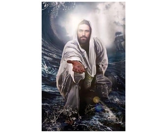 Op de afbeelding: Een schilderij van een man met een baard en lang haar, die een witte robe draagt en met zijn hand uitgestoken in het water staat. Het water is ruig en er is een helder licht achter hem.