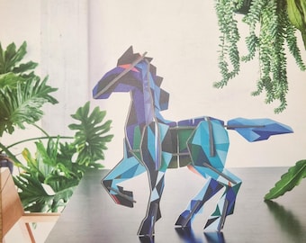 Studio ROOF Totem Caballo Frisón - Un imponente caballo frisón de colores vibrantes. Un inspirador objeto 3D.