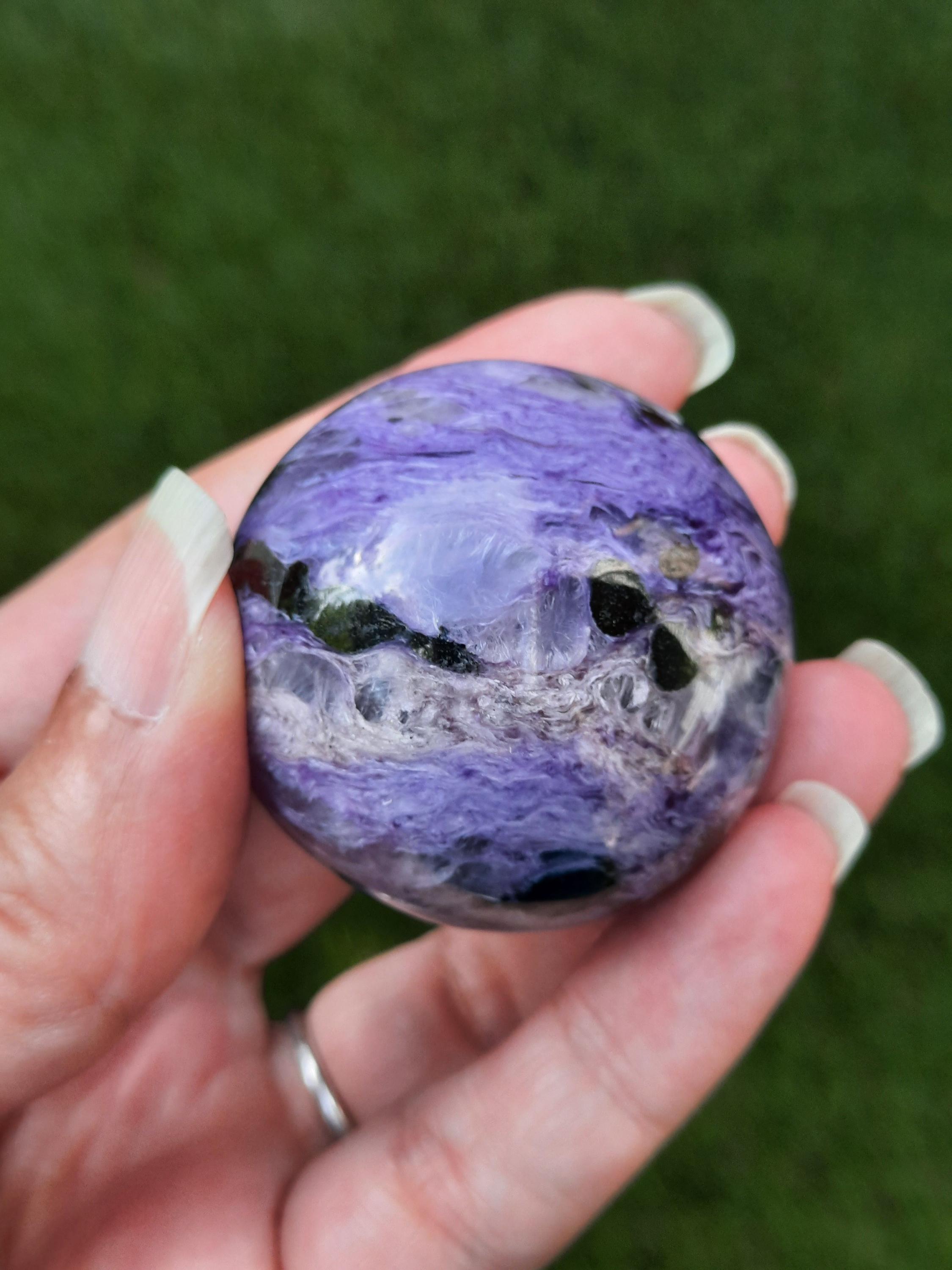 チャロアイト球、紫、装飾品、癒しのエネルギー、室内装飾、瞑想の装飾