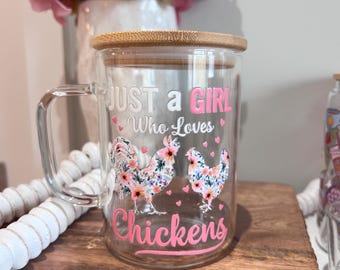 Taza "Just a Girl Who Loves Chickens" / Taza para amantes de los pollos con tapa de bambú / Regalo para chica de granja / Vaso de café helado estilo bohemio / Taza de cocina rústica