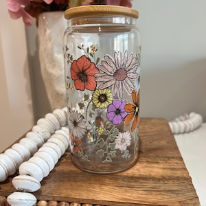 Blumen Glas Tasse | Pink & Rot Floral Glasdosen Tasse | Ästhetischer Wildblumenbecher | Eiskaffeetasse mit Bambusdeckel | Blumen Trinkgefäß Geschenk
