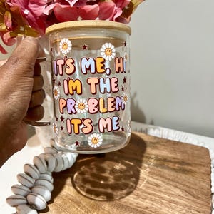 Retro Smiley Daisy | It’s Me Hi I’m The Problem It’s Me | Glass Coffee Mug | Iced Coffee Cup |Glass Mug With Bamboo Lid and Straw