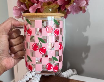 Tasse en verre à carreaux, cerises, 16 oz | Tasse à café glacée avec couvercle et paille | Rétro tasse cerise mignonne de Zazzle.be Liste d'envies Vous avez des idées ? Boîte en verre esthétique | Cadeau pour elle