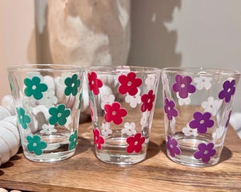 Flower Shot Glass | Daisy Shot Glass | Custom Shot Cup | 21st Bday Gift | Bachelorette Gift | Bridesmaid Proposal | Cute Shot Glass | Daisy