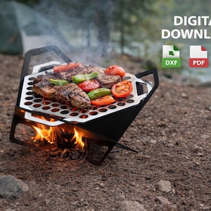 Puede incluir: Una parrilla portátil de metal negro con una rejilla de acero inoxidable, asando filetes y verduras sobre fuego abierto. La parrilla está instalada al aire libre, con una tienda de campaña al fondo. Descarga digital disponible.