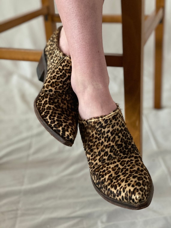 JUSTIN SILVER FAUX leopard cutoff cowboy boots