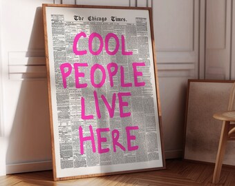 Arte mural tipográfico, impresión de periódico retro, gente genial que vive aquí, póster del Chicago Times, impresión rosa, apartamento estético, descarga digital instantánea