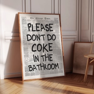 Arte mural con tipografía impresa en periódico: "Por favor, no consumas Coca-Cola en el baño", póster retro del periódico Chicago Times, descarga digital instantánea.