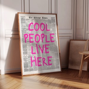 Typografie muurkunst retro krant print coole mensen wonen hier Chicago Times poster roze print appartement esthetiek instant digitale download