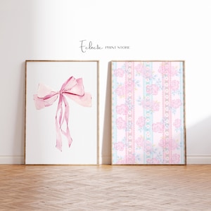 Zestaw 2 różowych, vintage'owych, kwiatowych dekoracji ściennych w stylu chinoiserie z nadrukiem „Love Shack Fancy Print Set” z plakatem „Coquette Prints” w stylu nadmorskim, do pobrania w wersji cyfrowej