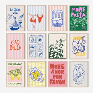 Op de afbeelding: Een verzameling van twaalf ingelijste kunstprints met Italiaanse illustraties. De prints tonen afbeeldingen van pasta, citroenen, sardines en zinnen als "La Dolce Vita" en "Ciao Bella" in verschillende kleuren en stijlen.