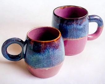 Tasse en Céramique Rose avec Éclats Bleus et Violets Irrésistibles - Artisanat Unique, fait à la main. Cadeau de Saint Valentin