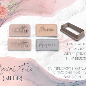 以下が含まれることがあります： クッキーカッターのデジタルファイル。画像には、「Mama」と「Mother」の文字が異なるフォントで表示された4つの長方形のクッキー型スタンプが表示されています。長方形のカッターも表示されています。画像には「Digital File (.stl File)」と「Multiple font sizes available approx 10mm | 14mm | 18mm | 20mm | 22mm」と書かれています。