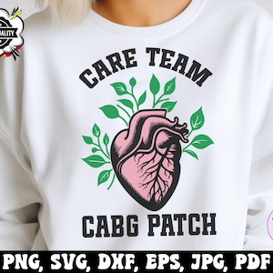 Peut inclure: Sweat-shirt blanc avec un motif de feuilles vertes et un cœur rose avec des veines noires. Le texte "Care Team CABG Patch" est imprimé sur le sweat-shirt.