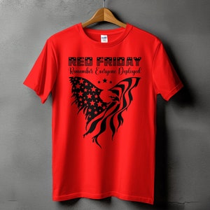 Könnte beinhalten: Rotes T-Shirt mit einem schwarzen Adler und einem amerikanischen Flaggen-Design. Der Text "Red Friday Remember Everyone Deployed" ist auf dem T-Shirt aufgedruckt.