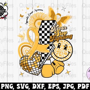 Puede incluir: Un diseño gráfico amarillo y negro con un patrón a cuadros, una cinta, un corazón, una cara sonriente y guantes de boxeo. El texto "Never Stop Fighting" está en una fuente retro. El diseño es para la concienciación sobre el cáncer de apéndice.
