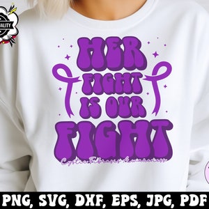 Puede incluir: Una sudadera blanca con un diseño gráfico morado y blanco. El diseño dice "Her Fight Is Our Fight" con una cinta morada y estrellas. El texto "Cystic Fibrosis Awareness" está debajo del diseño.