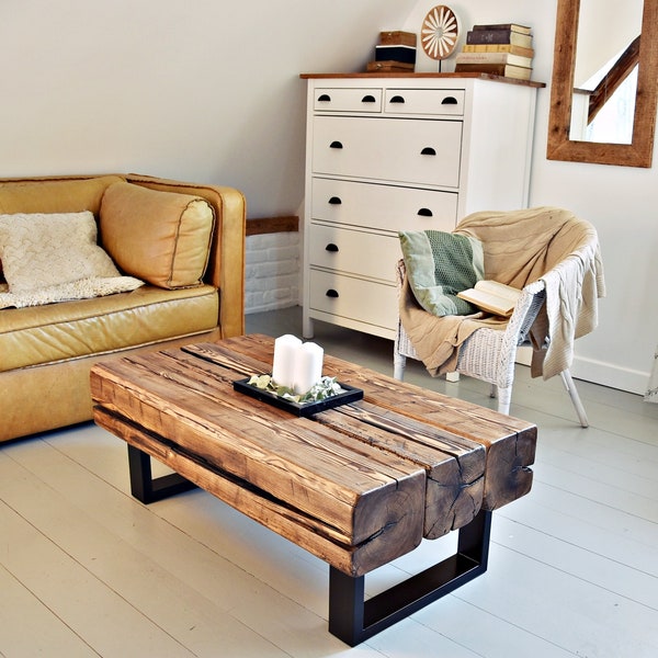 Table basse en poutres anciennes, pieds en métal noir. Table massive en bois de grange biologique de style rustique récupéré en bois foncé massif et pieds en acier MFWdesign