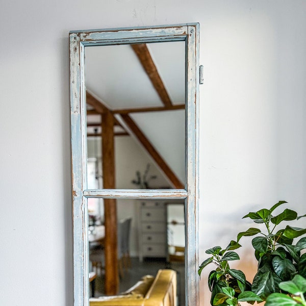 Miroir dans un vieux cadre de fenêtre en bois bleu pastel unique style rustique shabby chic ferme miroir de campagne grand miroir cadre de fenêtre récupéré