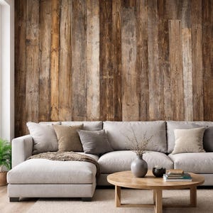 Puede incluir: Salón moderno con un sofá seccional gris claro, cojines y una mesa de centro redonda de madera. La pared está revestida con tablones de madera verticales, y una alfombra neutra descansa sobre un suelo de madera. Un jarrón y libros están sobre la mesa.