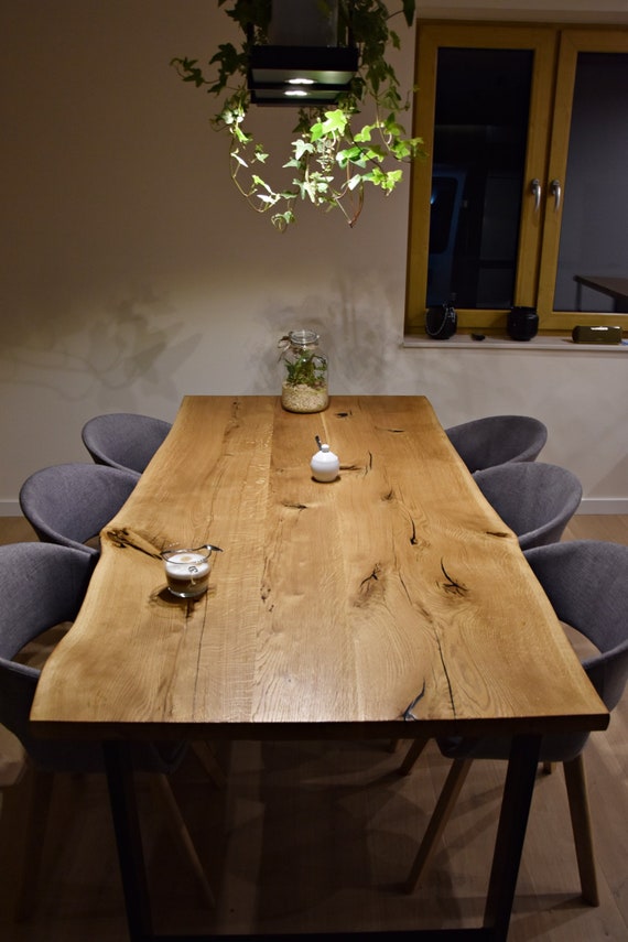 Esstisch aus Eichenholz mit Live Edge und schwarzen Beinen aus Epoxidharzstahl im Loft-Industriestil im modernen Stil, organischer Massivholztisch, natürlicher, warmer MFW