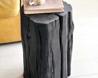 Mesita auxiliar de madera oscura reciclada – Mesa rústica de tronco – Mesa auxiliar con viga de granero negra – Mesita de noche de estilo rústico – Mesa auxiliar de madera maciza hecha a mano