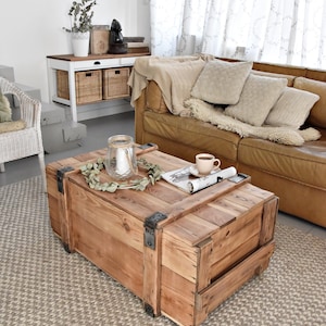 Cofre antiguo, caja militar, mesa de centro, estilo rústico, madera clara maciza orgánica recuperada sobre ruedas, mesa enorme, estilo granja militar, diseño MFW
