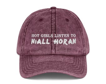 Hete meiden luisteren naar vintage geborduurde vaderpet van Niall Horan